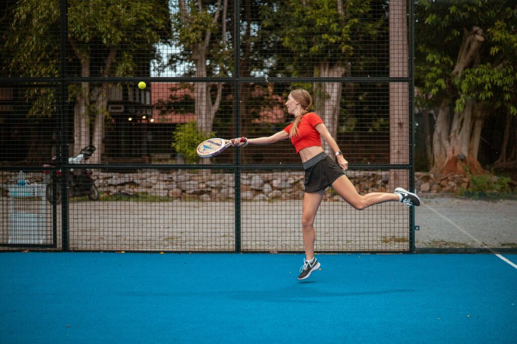 Mulher a jogar padel depois de fazer uma reserva na Tiepadel